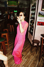 Cargar imagen en el visor de la galería, “The Beach Midi Dress” Fuchsia

